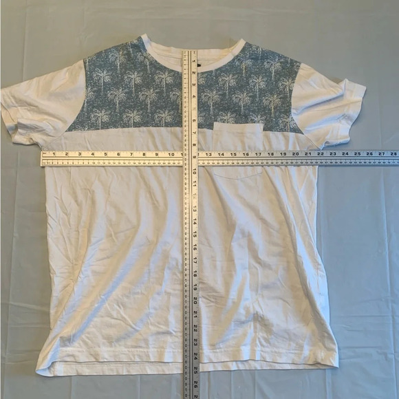 Grafton  Mens short sleeve T-shirt size LG BLUE AND WHITE palm tree patterned - Picture 10 of 10